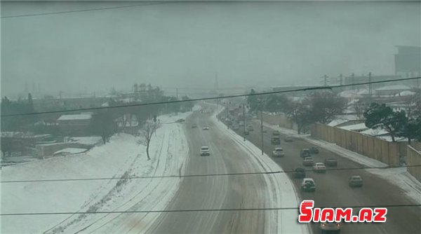  Qarlı hava Bakıda nəqliyyatın hərəkətini çətinləşdirib - FOTO