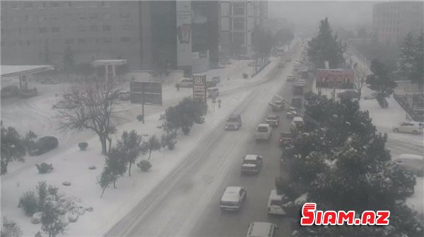  Qarlı hava Bakıda nəqliyyatın hərəkətini çətinləşdirib - FOTO