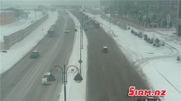  Qarlı hava Bakıda nəqliyyatın hərəkətini çətinləşdirib - FOTO