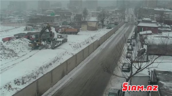  Qarlı hava Bakıda nəqliyyatın hərəkətini çətinləşdirib - FOTO