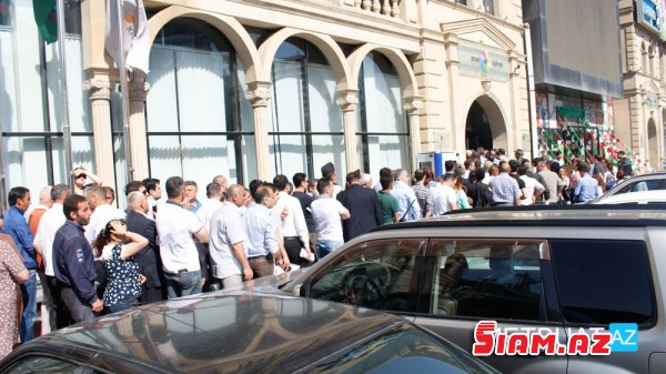  "ASAN Xidmət"in qarşısında uzun növbələr yarandı... - Səbəbi odur ki... / FOTOLAR