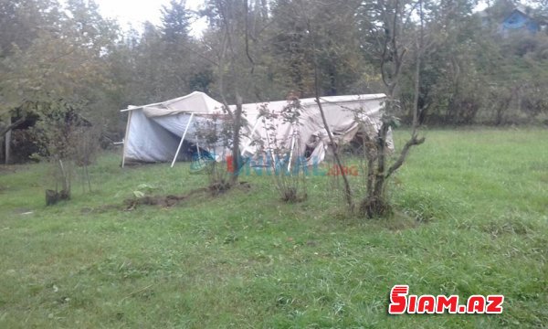 Lənkəranda ailə 1 ildir çadırda yaşayır: “Yağış suyunun altında qalırıq...” (FOTOLAR)