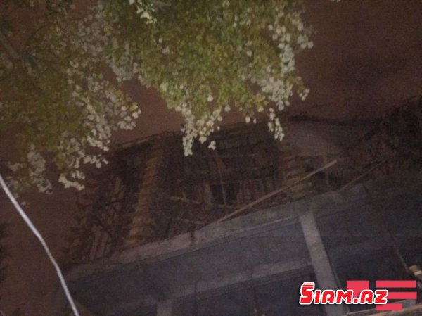 Bakıda tikilməkdə olan bina uçdu - FOTOLAR Bakıda tikilməkdə olan bina uçdu - FOTOLAR