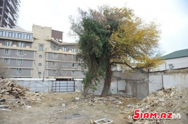 Bakıda deputatın şirkətinin məhəlləyə gecə basqını: “Bir də gördük evin damını uçururlar…” Bakıda deputatın şirkətinin məhəlləyə gecə basqını: “Bir də gördük evin damını uçururlar…”