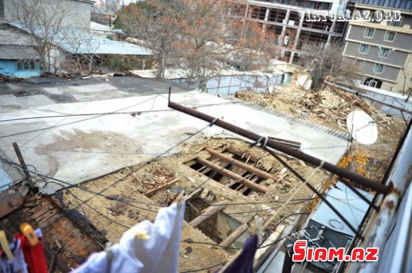Bakıda deputatın şirkətinin məhəlləyə gecə basqını: “Bir də gördük evin damını uçururlar…” Bakıda deputatın şirkətinin məhəlləyə gecə basqını: “Bir də gördük evin damını uçururlar…”